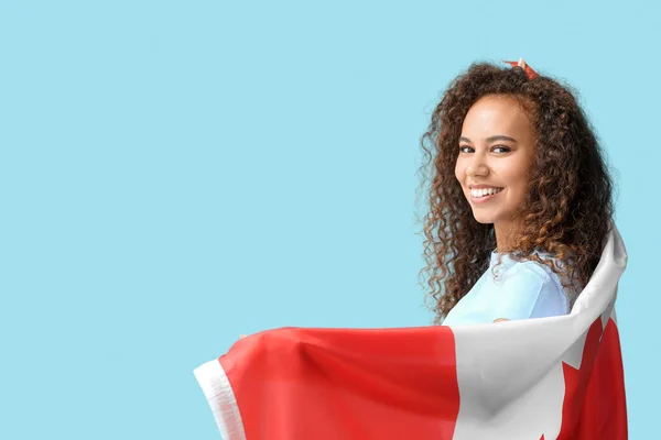 Jovem Mulher Afro Americana Bonita Com Bandeira Canadense Fundo Cor — Fotografia de Stock