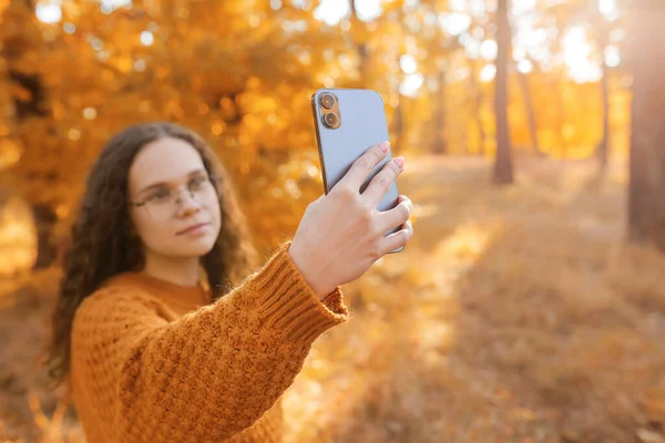 Young Woman Taking Selfie Autumn Park — Stock Photo, Image