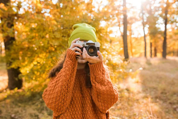 Young Woman Taking Picture Autumn Forest — Stock Photo, Image