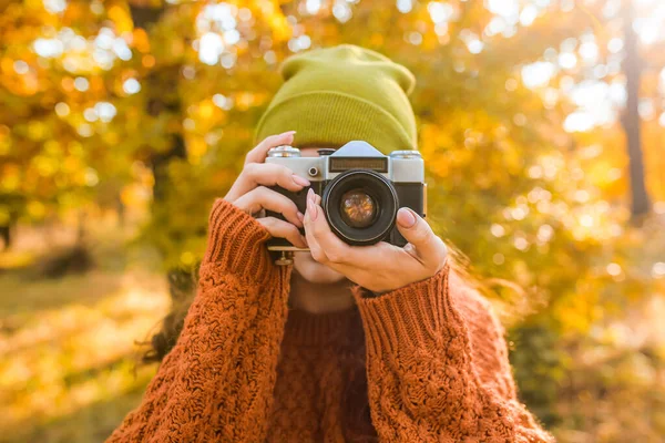 Woman Taking Picture Autumn Forest — Stock Photo, Image