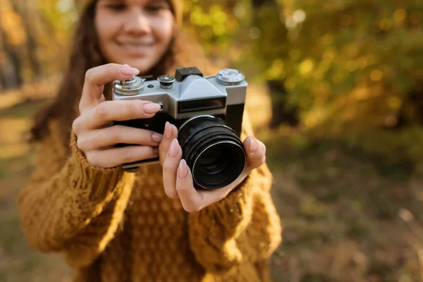 Female Photographer Photo Camera Autumn Forest — Stock Photo, Image