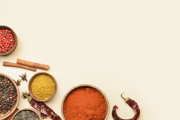 Skålar Med Aromatiska Kryddor Gul Bakgrund — Stockfoto