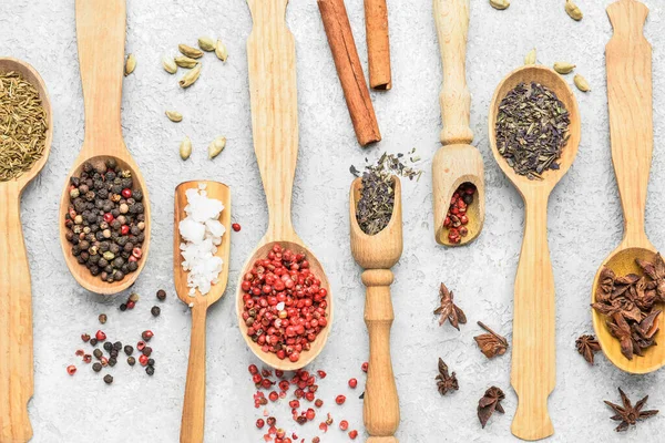 Hafif arkaplanda aromalı kaşıklar