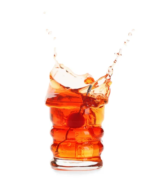 Ein Glas Leckerer Manhattan Cocktail Mit Spritzern Auf Weißem Hintergrund — Stockfoto