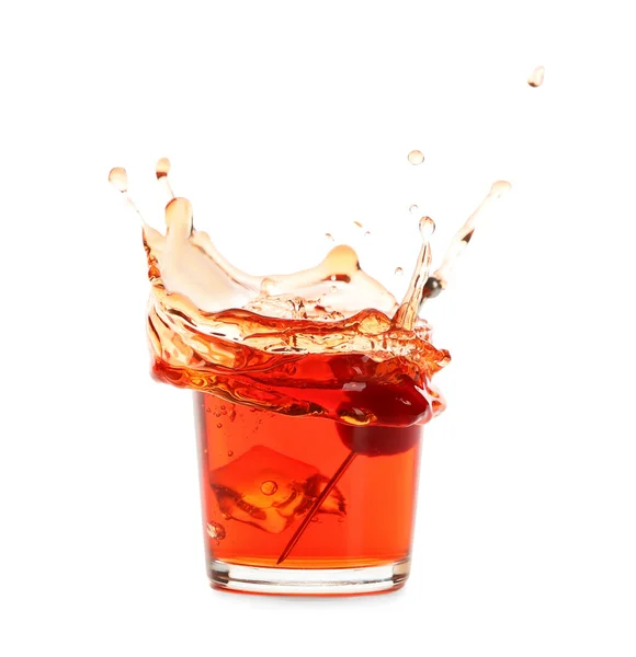 Glas Smakelijke Manhattan Cocktail Met Spatten Geïsoleerd Witte Achtergrond — Stockfoto