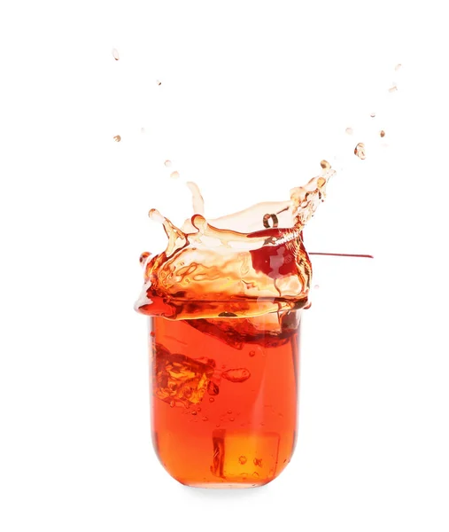 Ein Glas Leckerer Manhattan Cocktail Mit Spritzern Auf Weißem Hintergrund — Stockfoto