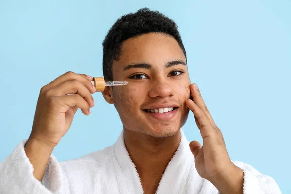 Young African American Guy Serum Skin Care Color Background — Stock Photo, Image