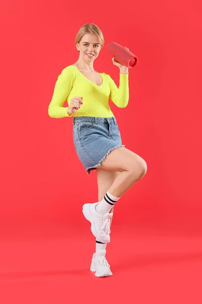 Junge Frau Mit Modernem Drahtlosen Tragbaren Lautsprecher Tanzt Auf Rotem — Stockfoto