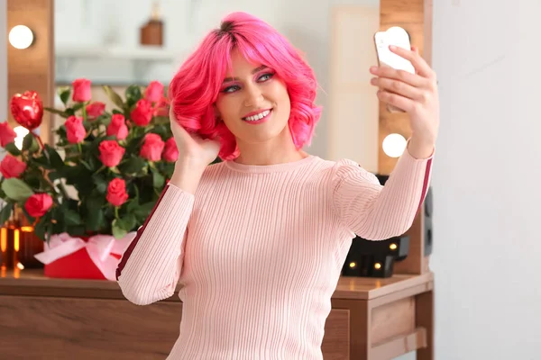 Κομψή Γυναίκα Φωτεινά Μαλλιά Που Παίρνει Selfie Στο Σαλόνι Ομορφιάς — Φωτογραφία Αρχείου