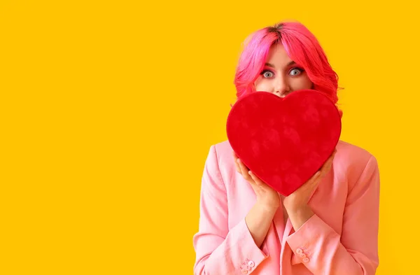 Surprised Woman Bright Hair Gift Color Background Valentine Day Celebration — Stock Photo, Image