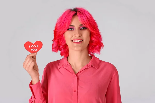 清亮的头发和红心 背景明亮的时髦女人 情人节庆祝活动 — 图库照片