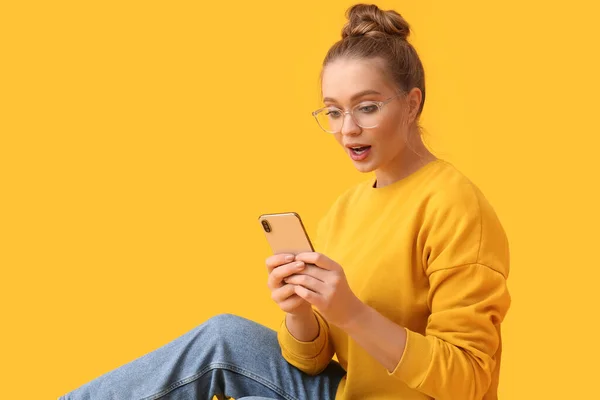 Surprised Young Woman Mobile Phone Yellow Background — Stock Photo, Image