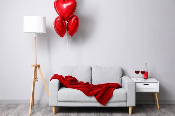 Beaux Ballons Forme Coeur Pour Fête Saint Valentin Avec Canapé — Photo
