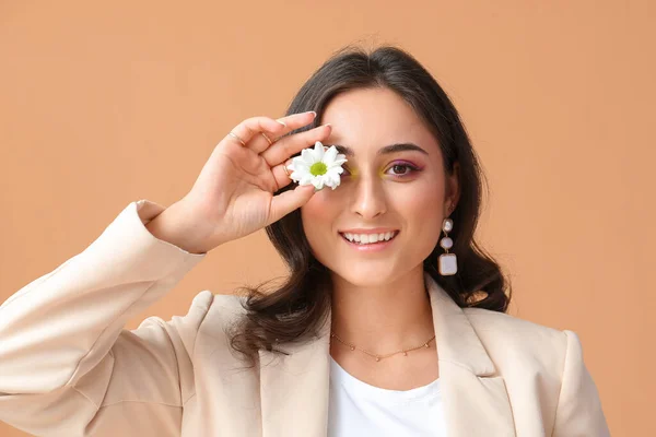 Smiling Woman Creative Makeup Closing Eye Daisy Flower Color Background — Stock Photo, Image