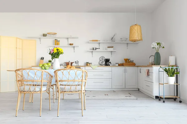Interior Cocina Moderna Con Mesa Comedor Hermosas Flores Crisantemo — Foto de Stock