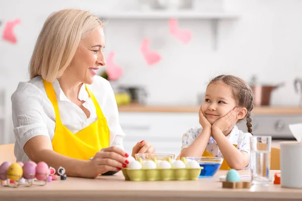 Little Girl Her Grandmother Painting Easter Eggs Home — Stock Photo, Image