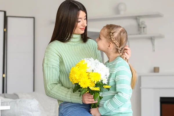 Junge Mutter Und Ihre Kleine Tochter Pullovern Mit Blumen Hause — Stockfoto