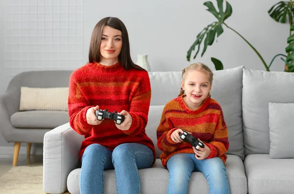 Bambina Sua Madre Maglioni Caldi Giocare Videogioco Casa — Foto Stock