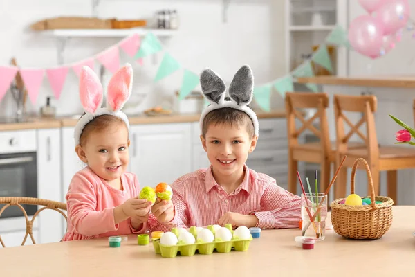 Roztomilý Malý Chlapec Svou Sestrou Králičí Uši Malování Velikonoční Vajíčka — Stock fotografie
