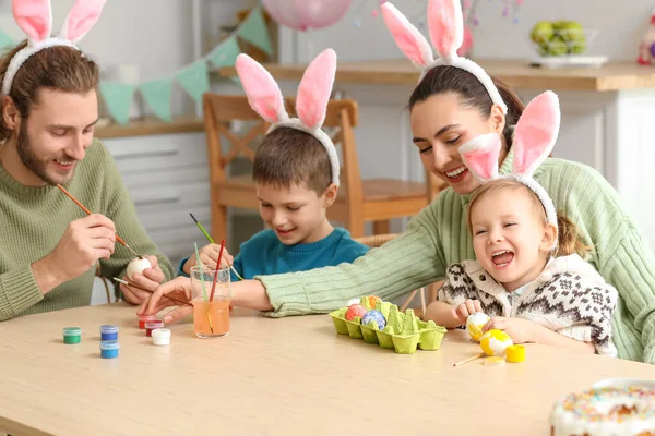 Joyeux Famille Dans Des Oreilles Lapin Peignant Des Œufs Pâques — Photo