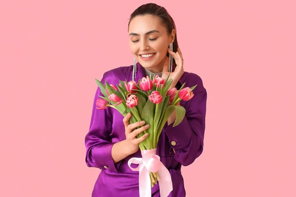 Jeune Femme Élégante Avec Bouquet Tulipes Sur Fond Rose Journée — Photo