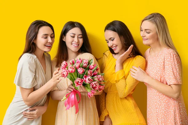Belles Femmes Avec Bouquet Fleurs Sur Fond Jaune Célébration Journée — Photo