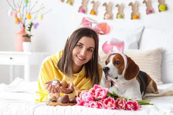 Mladá Žena Roztomilým Psem Slaví Velikonoce Doma — Stock fotografie