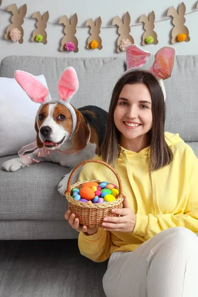 Giovane Donna Simpatico Cane Beagle Che Celebra Pasqua Casa — Foto Stock