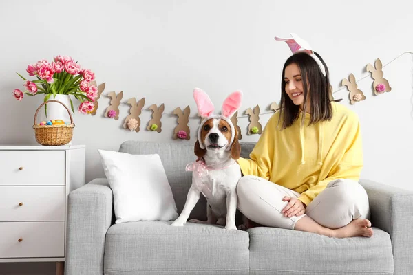 Giovane Donna Simpatico Cane Beagle Che Celebra Pasqua Casa — Foto Stock