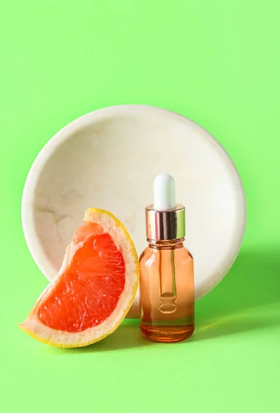 Flasche Ätherisches Und Saftige Grapefruitscheibe Auf Grünem Hintergrund — Stockfoto