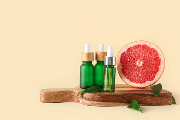 Wooden Board Bottles Essential Oil Grapefruit Color Background — Stock Photo, Image