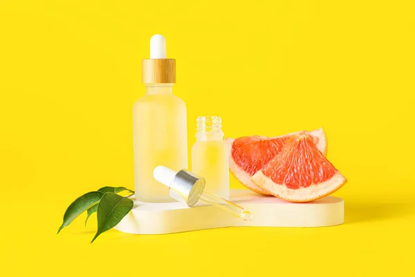 Bottles Essential Oil Grapefruit Slices Yellow Background — Stock Photo, Image