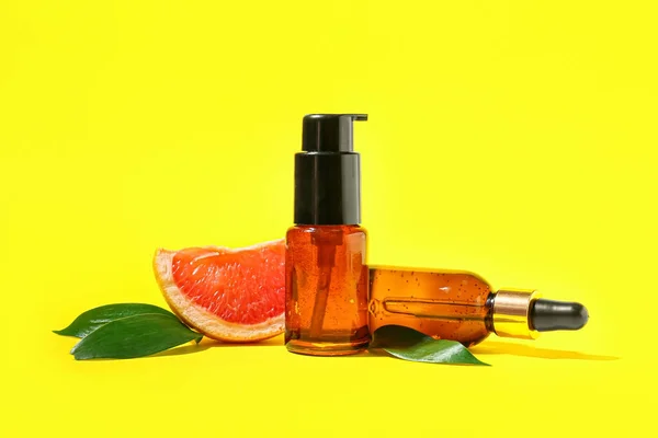 Bottles Grapefruit Essential Oil Yellow Background — Stock Photo, Image