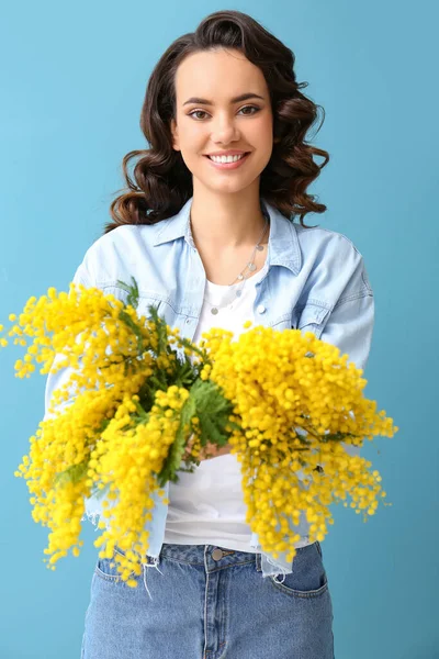 Vacker Ung Kvinna Med Bukett Mimosa Blommor Blå Bakgrund — Stockfoto