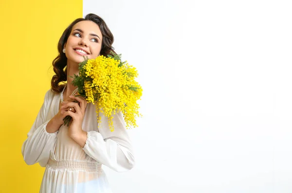 Hermosa Joven Con Flores Mimosas Sobre Fondo Amarillo Blanco — Foto de Stock