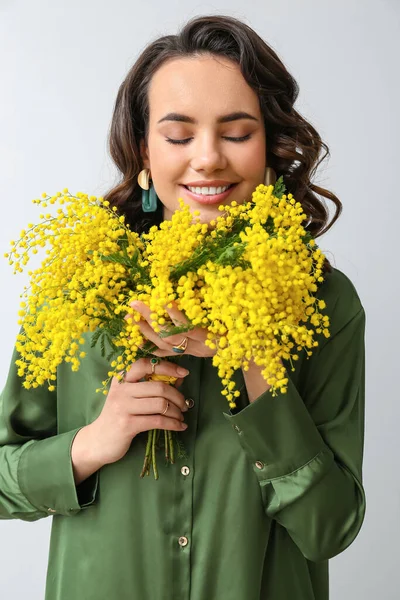 Vacker Ung Kvinna Med Mimosa Blommor Ljus Bakgrund — Stockfoto