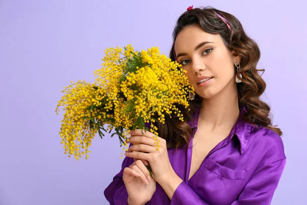 Schöne Junge Frau Mit Einem Strauß Mimosen Blumen Auf Fliederfarbenem — Stockfoto