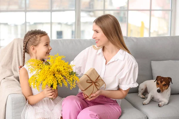 Kleines Mädchen Begrüßt Mutter Urlaub Mit Mimosen Blumen Und Geschenk — Stockfoto
