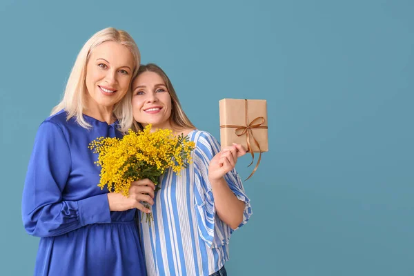 Jeune Femme Avec Mère Cadeau Fleurs Sur Fond Bleu — Photo