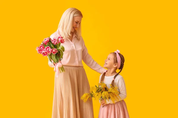 Little Girl Her Grandmother Flowers Yellow Background International Women Day — Stock Photo, Image