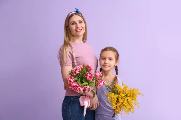一个小女孩 背着她妈妈 开着紫丁香的花 — 图库照片