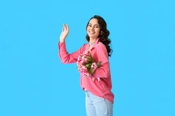 Посміхнена Молода Жінка Букетом Тюльпанів Синьому Тлі Міжнародний Жіночий День — стокове фото