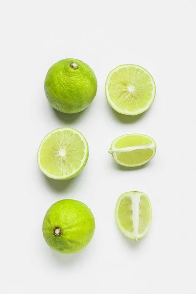 Composición Con Frutas Enteras Cortadas Bergamota Sobre Fondo Blanco —  Fotos de Stock