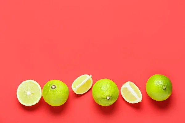 Frutos Enteros Cortados Bergamota Madura Sobre Fondo Rojo —  Fotos de Stock