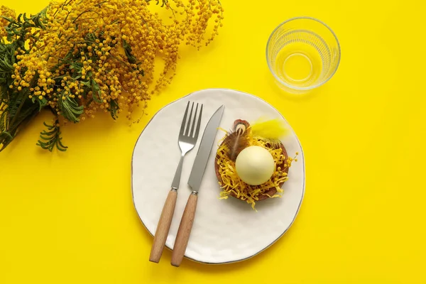 Stilvolle Tischdekoration Für Das Osterfest Mit Mimosen Blumen Auf Gelbem — Stockfoto