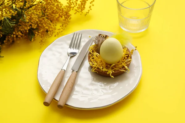 Stilvolle Tischdekoration Für Das Osterfest Mit Mimosen Blumen Auf Gelbem — Stockfoto