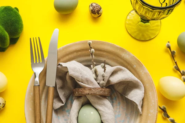 Stilvolle Tischdekoration Für Die Osterfeier Auf Gelbem Hintergrund Nahaufnahme — Stockfoto
