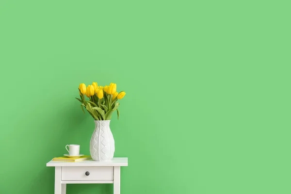Laleli Vazo Kitap Kahve Renkli Duvarın Yanındaki Masada — Stok fotoğraf
