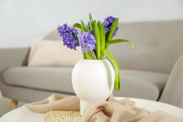 Florero Con Flores Mesa Cerca Del Sofá Habitación — Foto de Stock