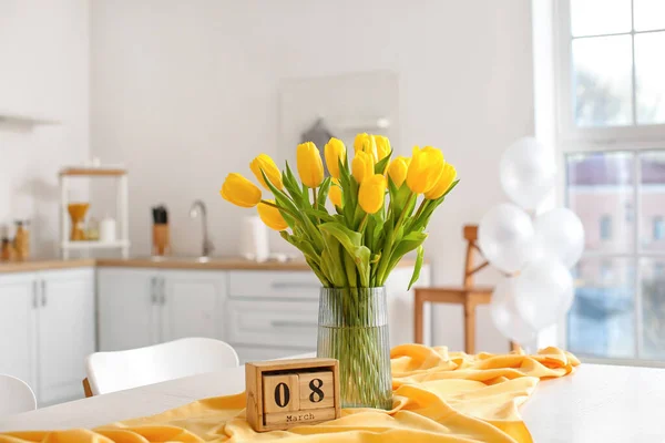 Würfelkalender Und Vase Mit Tulpenstrauß Auf Dem Esstisch Feier Zum — Stockfoto